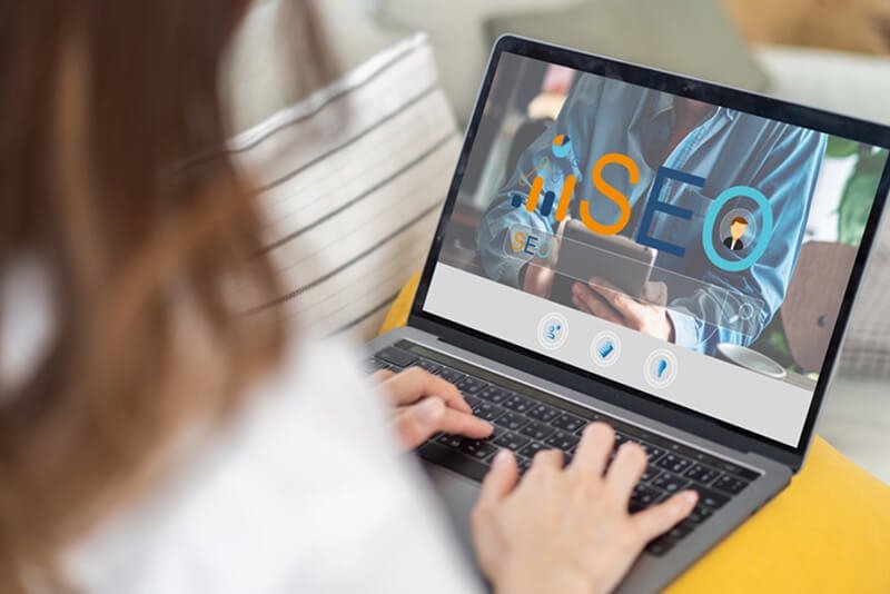 AI SEO optimization tool on a laptop
